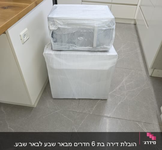 מכשירים עטופים בניילון במטבח מודרני